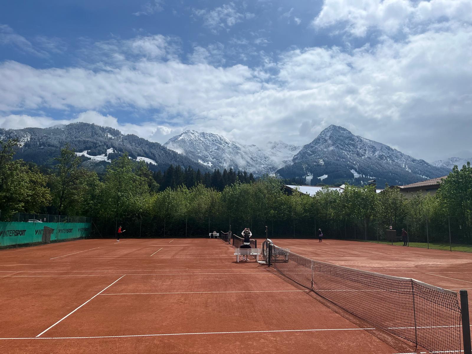 Winterliche Tennisspiele